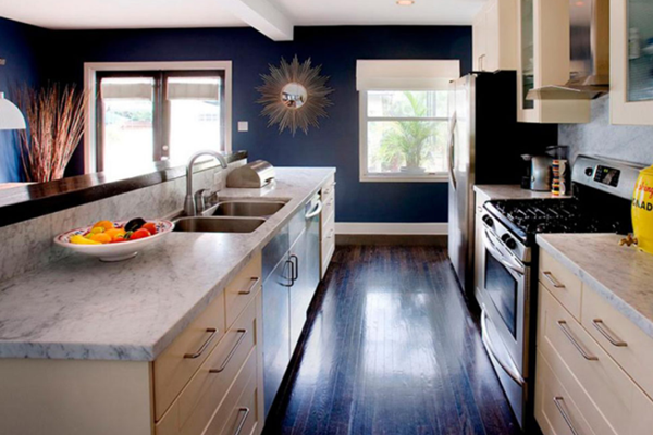 Với tủ bếp dạng song song, khu vực nhà bếp có thể được đặt gần phòng khách nhưng vẫn thể hiện được nét hài hòa, hiện đại mà không ảnh hưởng đến sự thẩm mỹ hay phong thủy của ngôi nhà