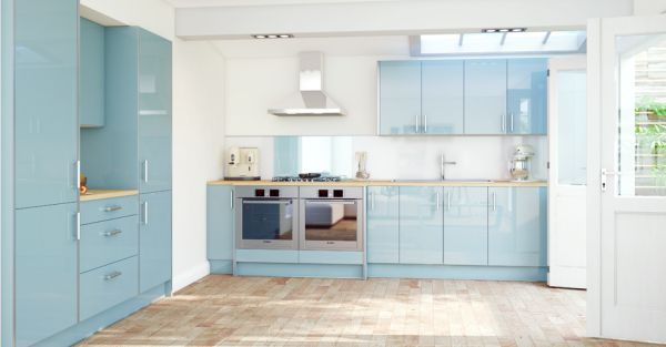 Mẫu tủ bếp Acrylic đẹp kiểu L màu xanh nhẹ nhàng